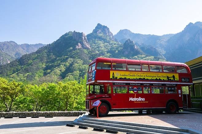설악산국립공원 내 위치한 켄싱턴호텔 설악. 호텔 정면으로 설악산 권금성이 보인다. / 사진=이랜드파크