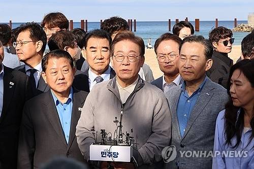 경청투어 중인 이재명 더불어민주당 후보(가운데). 연합뉴스