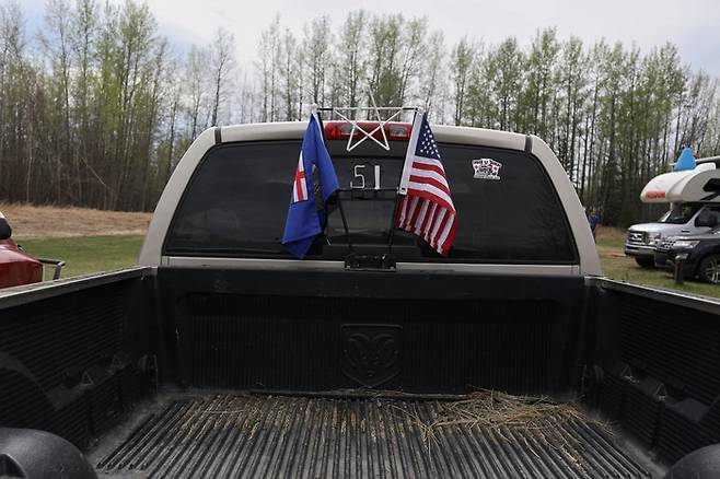 3일(현지시간) 캐나다 앨버타주에서 열린 앨버타주 독립 관련 회의장 밖에 있는 트럭에 앨버타주 주 깃발과 미국 성조기가 장식돼 있다. 로이터연합뉴스