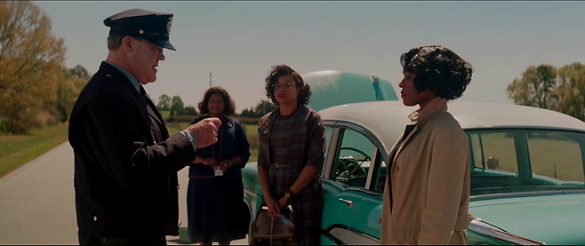 주인공들이 탄 차를 세운 경찰은 이들이 나사 소속이라는 사실을 듣고 에스코트하겠다고 나선다. [이십세기폭스코리아]