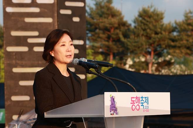 오영주 중소벤처기업부 장관이 지난 3일 세종시 세종중앙공원에서 열린 5월 동행축제 개막식에서 개회사를 하고 있다. [사진 제공=중소벤처기업부]