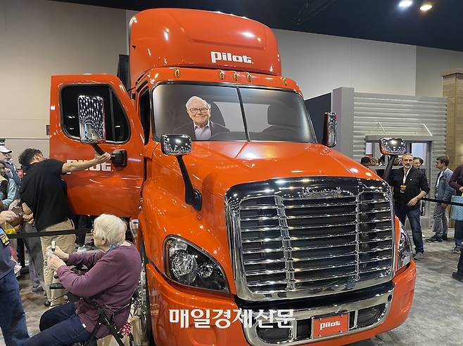 지난 3일(현지시간) 미국 네브래스카주 오마하 CHI헬스센터에서 열린 버크셔해서웨이 주주총회장에서 버크셔해서웨이 자회사인 파일럿의 트럭이 전시되고 있다. <사진=윤원섭 특파원>