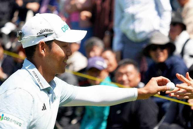 18번홀 홀아웃하며 갤러리에 볼을 주고 있는 문도엽. [GS칼텍스 매경오픈 대회 조직위원회 제공. 재판매 및 DB 금지]