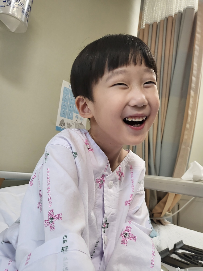 2024년 1월 31일 새 심장을 이식 받은 강윤호 군(8). 이식 수술을 기다리는 중에도 웃음을 잃지 않고 있다. [사진 = 강민구씨 제공]