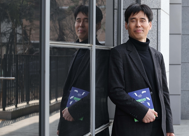 최근 서울 관악구 서울대 우석경제관에서 매일경제와 만난 김세직 서울대 경제학부 명예교수가 포즈를 취하고 있다. [한주형 기자]