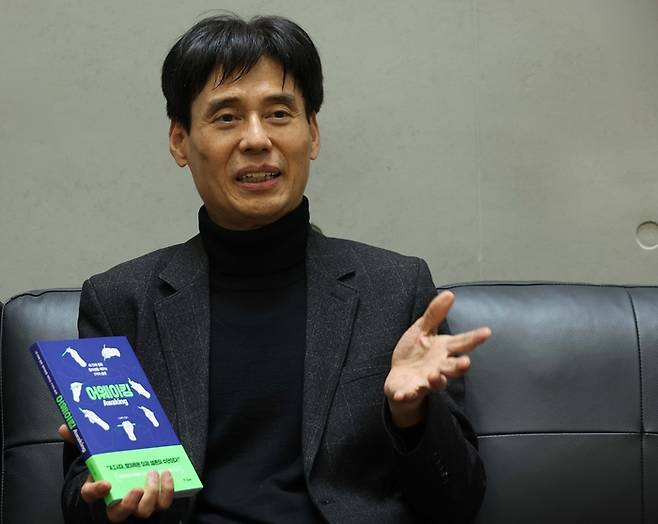 최근 서울 관악구 서울대 우석경제관에서 매일경제와 만난 김세직 서울대 경제학부 명예교수가 혁신형 인적 자원 양성을 위한 창의력 교육의 중요성을 강조하고 있다. [한주형 기자]