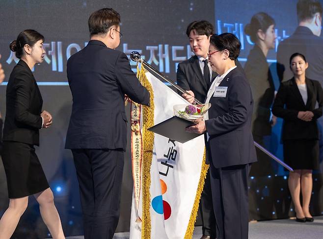 지난 2일 CJ나눔재단이 서울 중구 웨스틴 조선 서울호텔에서 진행된 ‘제103회 어린이날 기념식’에서 아동복지 증진에 기여한 공로로 ‘대통령 표창’을 수상한 가운데 조규홍 보건복지부 장관(왼쪽)으로부터 표창장 및 깃띠를 받았다./사진=CJ그룹