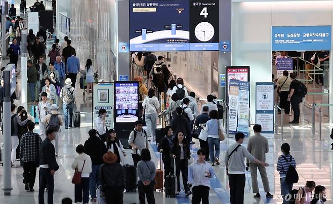 황금연휴를 앞둔 2일 오전 인천국제공항 제1여객터미널 출국장이 여행객들로 붐비고 있다. /사진=뉴스1 /사진=(인천공항=뉴스1) 김성진 기자