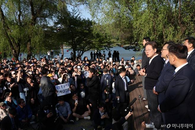 [제천=뉴시스] 조성봉 기자 = 민심을 청취하는 '경청 투어'에 나선 이재명 더불어민주당 대선후보가 4일 충북 제천 의림지에서 즉흥 연설을 하고 있다.2025.05.04. suncho21@newsis.com /사진=조성봉