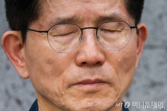 김문수 국민의힘 대통령 후보가 4일 오후 경기 포천시 한센인 정착마을인 장자마을 행복나눔터를 방문해 주민 편지 낭독을 들으며 눈물을 흘리고 있다./사진=뉴스1