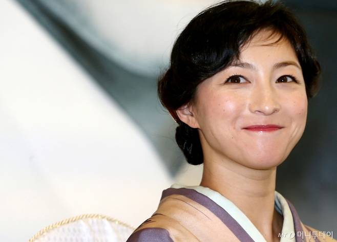 일본 배우 히로스에 료코가 30일 오전 서울 장충동 국립극장 해오름극장에서 열린 연극 '나에게 불의 전차를'(작/연출 정의신) 기자간담회에 참석해 질문에 답하고 있다.  일본인으로부터 박해 받고, 같은 한국인에게조차 천민처럼 취급 받으며 멸시를 받아온 남사당패의 꼭두쇠와 한국의 전통문화를 사랑해 지키고자 했던 한 인물을 중심으로 민족, 정치, 전쟁을 넘어선 인간 드라마로 양국간 젊은이들의 우정과 진정한 문화 교류가 무엇인지를 감동깊게 그려낸 연극 '나에게 불의 전차를'은  오늘부터 내달 3일까지 공연된다 /사진=이동훈 기자 photoguy@