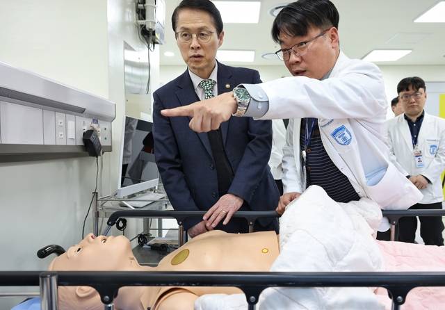 원자력안전위원회 최원호 위원장이 지난 3월 7일 한국원자력의학원 국가방사선비상진료센터를 방문하여 방사선 비상 시 환자 치료 등 대응 체계를  점검하고 있다. 원자력안전위원회 제공. 사진은 해당 기사와 직접적 관련이 없음