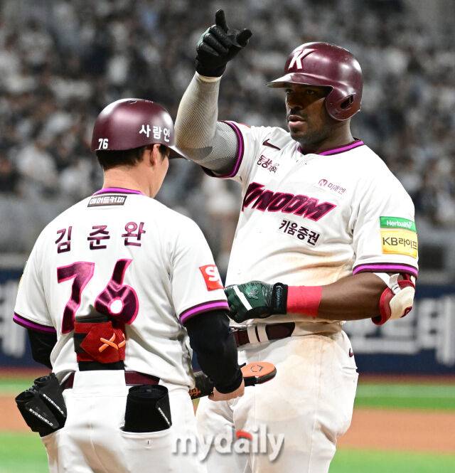 2025년 4월 23일 오후 서울 고척스카이돔에 진행된 '2025 신한 SOL뱅크 KBO 리그' 두산 베어스와 키움 히어로즈의 경기. 키움 푸이그가 8회말 선두타자로 나와 안타를 친 뒤 기뻐하고 있다./마이데일리