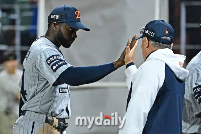 17일 인천 SSG랜더스필드에서 열린 '2025 신한 SOL BANK KBO리그' 한화 이글스와 SSG랜더스 경기. 한화가 4-2로 역전승 했다. 플로리얼이 김경문 감독과 기뻐하고 있다./마이데일리
