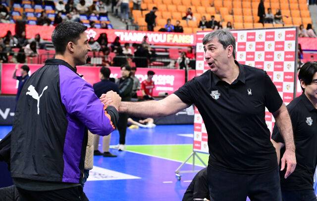 라미레스 대표팀 감독과 블랑 현대캐피탈 감독이 인사하고 있다 / 한국배구연맹(KOVO)