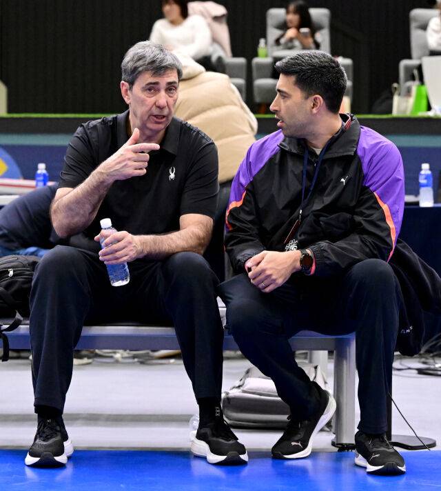 라미레스 대표팀 감독과 블랑 현대캐피탈 감독이 이야기를 나누고 있다 / 한국배구연맹(KOVO)