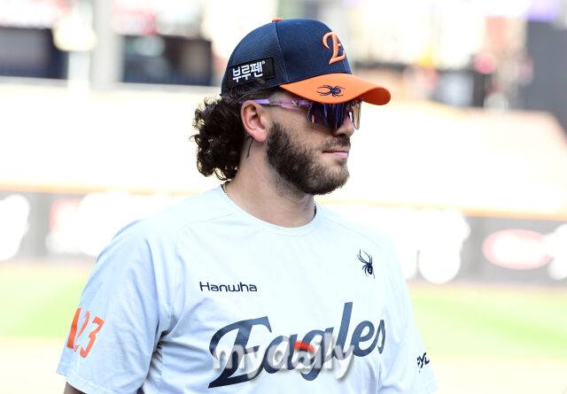 2025년 4월 11일 오후 대전 한화생명 볼파크에서 진행된 '2025 신한 SOL뱅크 KBO 리그' 키움 히어로즈와 한화 이글스의 경기.한화 폰세가 훈련을 마치고 더그아웃으로 들어가고 있다./마이데일리