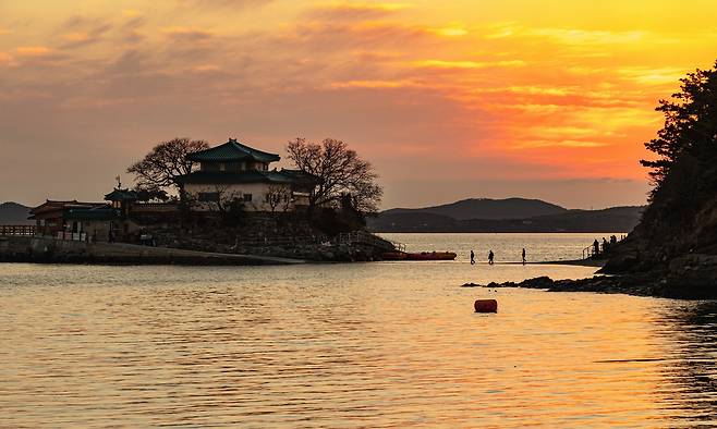 간월암은 한국관광명소를 지구촌 이웃들에게 알리는 한국관광공사의 ‘필더리듬 오브 코리아’ 머드맥스 편에 등장했다.[지앤씨이십일]