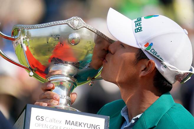 우승 트로피에 입맞추는 문도엽. [사진=KGA]