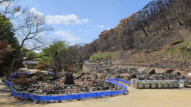 고운사 전각들이 형체를 알 수 없게 허물어진 모습.