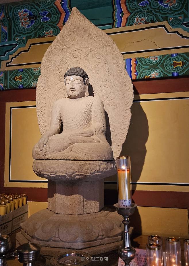 산불 피해를 입기 전인 작년 초 촬영한 약사전 내 석조여래좌상