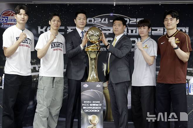 [서울=뉴시스] 최동준 기자 = 지난 1일 서울 강남구 KBL센터에서 열린 2024-2025 KCC 프로농구 챔피언결정전 미디어데이에서 양팀 감독과 선수들이 기념촬영을 하고 있다.왼쪽부터 서울 SK 안영준, 김선형, 전희철 감독, 창원 LG 조상현 감독, 양준석, 유기상. 2025.05.01. photocdj@newsis.com