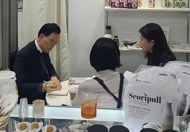 일본 오사카에서 열린 '2025 오사카 K-상품 프리이엄 소비재전'에서 충북지역 중소기업 관계자가 바이어와 상담을 하고 있다. (사진=충북도 제공) *재판매 및 DB 금지