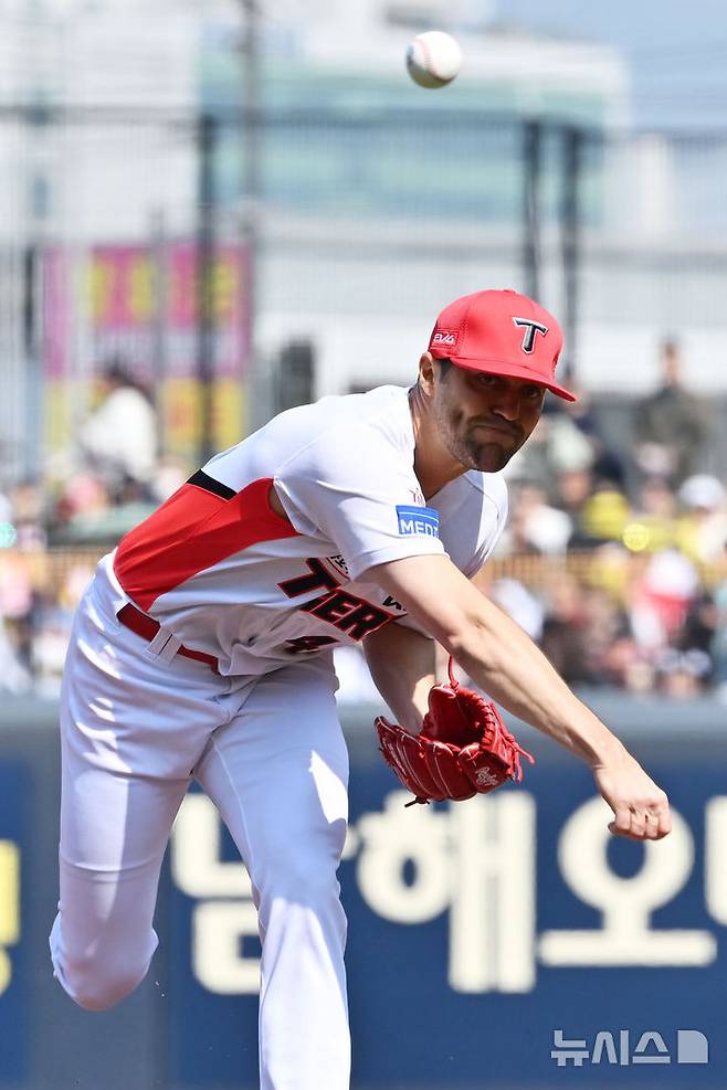 [광주=뉴시스] 이영주 기자 = 22일 오후 광주 북구 광주-기아챔피언스필드에서 열린 2025 신한 쏠뱅크 KBO 리그 개막전 NC다이노스 대 KIA타이거즈의 경기, 1회 초 KIA 선발 네일이 역투하고 있다. 2025.03.22. leeyj2578@newsis.com