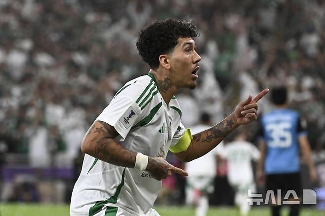 [제다=AP/뉴시스] 사우디아라비아 프로축구 프로페셔널리그 알아흘리의 피르미누. 2025. 5. 3.