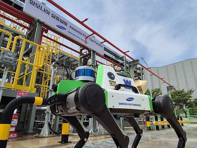 [거제=뉴시스] 신정철 기자= 삼성중공업은 12일 거제조선소에서 그리스 카디프, 프랑스 CMA CGM, 대만 에버그린 등 주요 선주사와 세계 각국 선급, 기자재 업체(MAN-ES, WinGD) 관계자들이 대거 참석한 가운데 최성안 부회장 주관으로 '암모니아 실증 설비' 준공식을 가졌다.사진은 이날 4족 보행 로봇을 활용한 감시 시스템 등 스마트한 안전 솔루션도 선보였다.(사진=삼성중공업 제공).2024.06.12. photo@newsis.com *재판매 및 DB 금지
