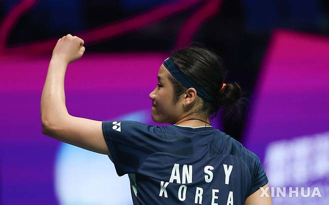 [샤먼=신화/뉴시스] 안세영이 3일(현지 시간) 중국 푸젠성 샤먼에서 열린 2025 세계배드민턴연맹(BWF) 수디르만컵 인도네시아와의 준결승 여자 단식 3경기에서 푸트리 쿠수마 와르다니를 꺾은 후 환호하고 있다. 안세영이 2-0(21-18 21-12)으로 이긴 한국이 매치 스코어 3-2로 승리하며 결승에 올라 일본을 3-0으로 완파한 중국과 패권을 다툰다. 2025.05.04.