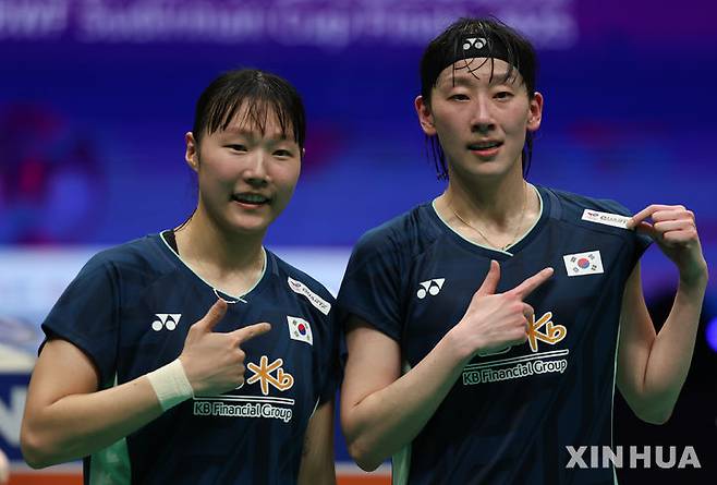 [샤먼=신화/뉴시스] 백하나-이소희가 3일(현지 시간) 중국 푸젠성 샤먼에서 열린 2025 세계배드민턴연맹(BWF) 수디르만컵 인도네시아와의 준결승 여자 복식 5경기에서 아말리아 차하야 프라티위-시티 파디아 실바 라마단티 조를 꺾은 후 포즈를 취하고 있다. 백하나-이소희가 2-1(21-10 18-21 21-15)로 승리한 한국이 매치 스코어 3-2로 승리하며 결승에 올라 일본을 3-0으로 완파한 중국과 패권을 다툰다. 2025.05.04.