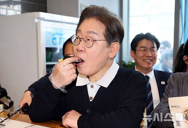 예천=뉴시스] 조성봉 기자 = 민심을 청취하는 '경청 투어'에 나선 이재명 더불어민주당 대선후보가 4일 경북 예천 도청 신도시의 한 분식점에서 김밥을 먹고 있다.  2025.05.04. suncho21@newsis.com