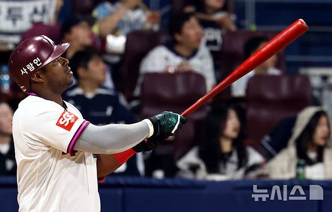 [서울=뉴시스] 박주성 기자 = 22일 오후 서울 구로구 고척스카이돔에서 열린 프로야구 2025 KBO리그 두산 베어스 대 키움 히어로즈의 경기, 3회말 투아웃 주자 1루에서 키움 푸이그가 투런 홈런을 치고 있다. 2025.04.22. park7691@newsis.com