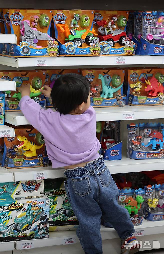 [서울=뉴시스] 이영환 기자 = 어린이날을 하루 앞둔 4일 서울 종로구 동대문 문구·완구 도매 종합시장을 찾은 한 어린이가 장난감을 고르고 있다. 2025.05.04. 20hwan@newsis.com