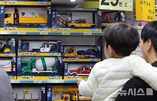 [서울=뉴시스] 이영환 기자 = 어린이날을 하루 앞둔 4일 서울 종로구 동대문 문구·완구 도매 종합시장을 찾은 한 어린이가 장난감을 고르고 있다. 2025.05.04. 20hwan@newsis.com