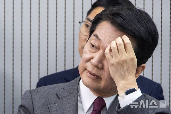 [서울=뉴시스] 국회사진기자단=제21대 대통령후보자 국민의힘 3차 경선 진출자를 발표하는 29일 오후 서울 여의도 국민의힘 중앙당사에서 안철수 후보가 결과를 기다리고 있다.  2025.04.29. photo@newsis.com