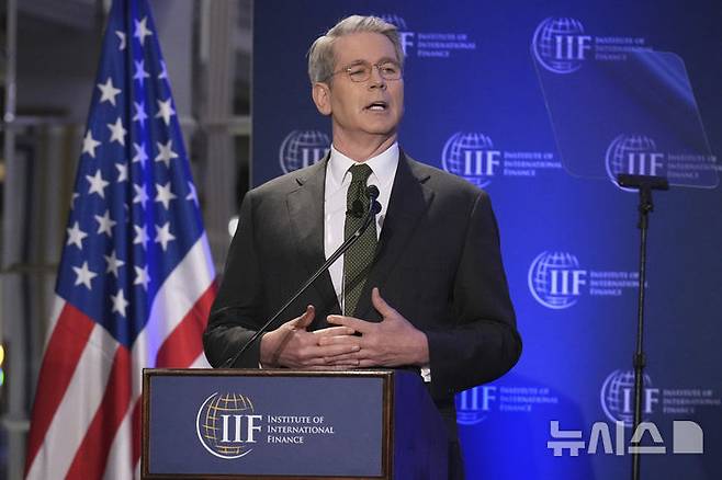 [워싱턴=AP/뉴시스] 미국이 아시아개발은행(ADB)에 중국에 대한 융자를 중지할 것을 요구했다고 요미우리신문이 보도했다. 사진은 지난달 23일(현지 시간) 스콧 베선트 미 재무장관이 워싱턴 DC에서 열린 국제금융연구소(IIF) 주최 행사에서 연설하는 모습. 2025.04.24