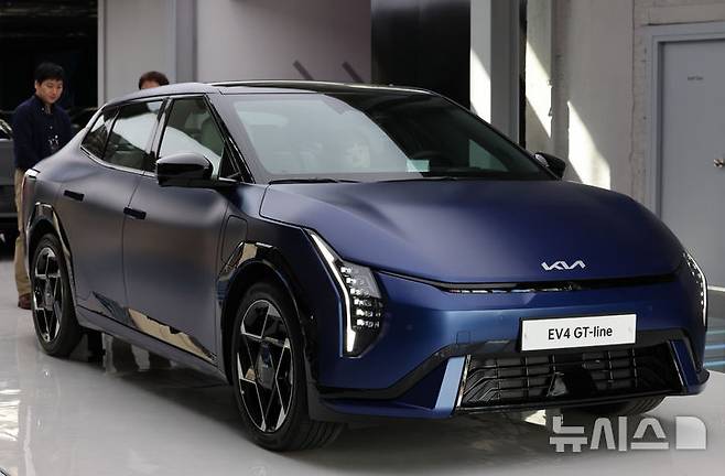 [서울=뉴시스] 이영환 기자 = 26일 오후 서울 성동구 기아 언플러그드 그라운드에 준중형 전기 세단 EV4 GT-line이 전시되어 있다. 2025.02.27. 20hwan@newsis.com