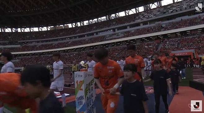 [서울=뉴시스]3일 일본 도쿄 국립경기장에서 열린 일본 프로축구 J리그1 시미즈 S-펄스와 나고야 그램퍼스의 대결에 5만 2847명이 입장했다. (사진 = J리그 유튜브 캡처)
