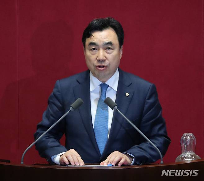 [서울=뉴시스] 입법 로비 대가로 2000만원 상당의 뇌물을 수수한 혐의로 재판에 넘겨진 윤관석 전 의원이 1심에서 무죄를 선고받자 검찰이 항소했다. 사진은 지난 2023년 6월 12일 윤관석 당시 무소속 의원이 서울 여의도 국회에서 열린 제407회국회(임시회) 제1차 본회의에서 자신의 체포동의안에 대한 신상발언을 하는 모습. (사진=뉴시스DB). 2025.05.04. photo@newsis.com