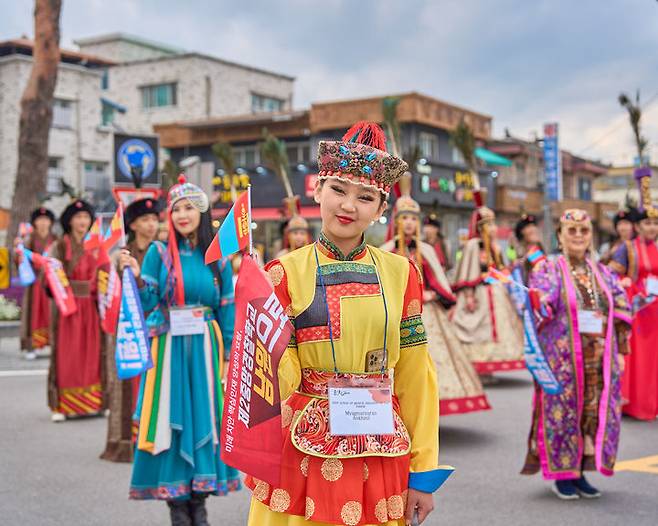 [남원=뉴시스] 김종효 기자 = '제95회 춘향제'가 펼쳐지고 있는 지난 3일 남원 광한루원 일원에서 시민과 관광객 참여 대표 프로그램인 '발광난장 대동길놀이'가 펼쳐지고 있다. 남원시의 국제문화교류로 초청된 몽골 울란바트로 ‘오랑헬헤 어린이 공연단’이 퍼레이드에 참가하고 있다. (사진=남원시 제공) 2025.05.04. photo@newsis.com  *재판매 및 DB 금지