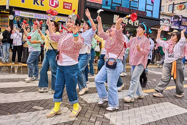 [남원=뉴시스] 김종효 기자 = '제95회 춘향제'가 펼쳐지고 있는 지난 3일 남원 광한루원 일원에서 시민과 관광객 참여 대표 프로그램인 '발광난장 대동길놀이'가 펼쳐지고 있다. 퍼레이드에 참여한 시민들이 흥겨운 표정으로 춤추며 행진하고 있다. (사진=남원시 제공) 2025.05.04. photo@newsis.com  *재판매 및 DB 금지