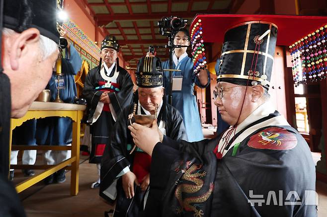 [서울=뉴시스] 이영환 기자 = 4일 오후 서울 종로구 종묘 정전에서 봉행된 '종묘대제'에서 제관들이 초헌례(신에게 첫 번째 술잔을 올리고 신명에게 고하는 축문을 읽는 의식)를 하고 있다. (공동취재) 2025.05.04. photo@newsis.com