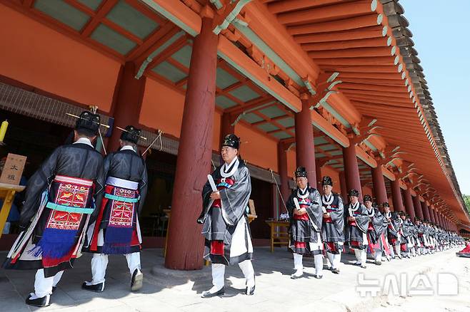 [서울=뉴시스] 이영환 기자 = 4일 오후 서울 종로구 종묘에서 봉행된 '종묘대제'에서 제관들이 정전에 들어서고 있다. (공동취재) 2025.05.04. photo@newsis.com