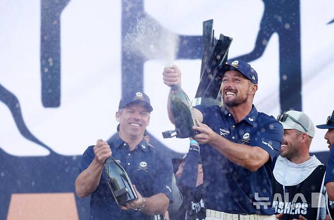 [인천=뉴시스] 홍효식 기자 = 브라이슨 디섐보가 4일 인천 연수구 송도 잭 니클라우스 골프클럽 코리아에서 열린 LIV 골프 코리아 시상식에서 우승 세리머니를 하고 있다. 2025.05.04. yesphoto@newsis.com