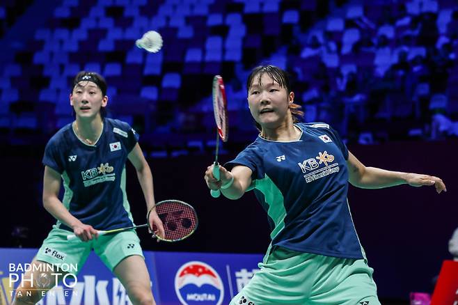 여자 복식 세계 랭킹 3위 이소희(왼쪽)-백하나의 경기 모습. 협회