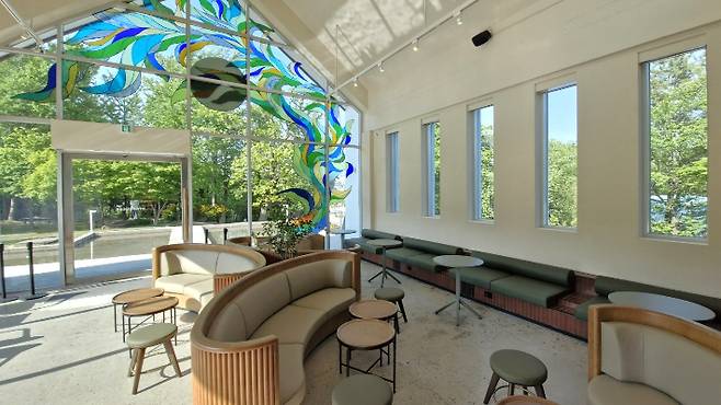 스타벅스 양산통도사점 본관 내부 전경. 스타벅스 제공