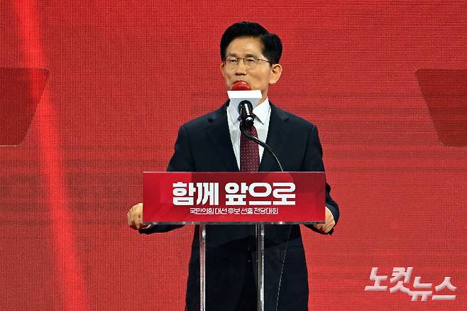 3일 경기도 일산 킨텍스에서 열린 국민의힘 제21대 대통령 선거 후보 선출을 위한 제5차 전당대회에서 대선 후보로 선출된 김문수 대선 후보가 수락 연설을 하고 있다. 윤창원 기자