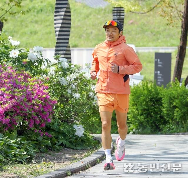 이씨는 풀코스 마라톤을 3시간 이내에 완주하는 ‘sub-3(서브스리)’를 목표로 오늘도 달린다.